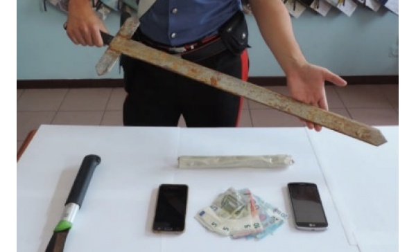 Spacciatori nei boschi con machete lungo un metro