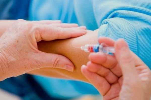 A Novara fiaccolata antivax