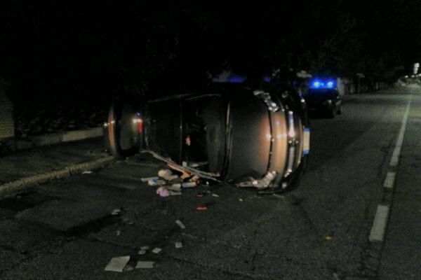 Auto tampona veicolo in sosta e si ribalta sulla carreggiata