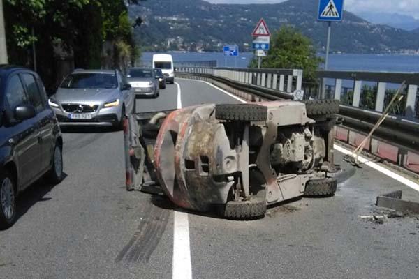 Autoarticolato perde muletto, Intervento della Stradale