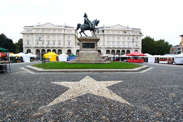 Basamento si staccò dal monumento, cadde, ferendo una donna: chiesti 3 mesi per 3 dipendenti comunali