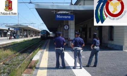 Dopo aver sottratto uno zaino, aggredisce con un coccio di bottiglia il proprietario e i poliziotti: arrestato