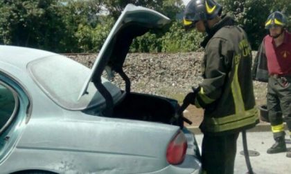 Fiamme da un’auto a Grignasco