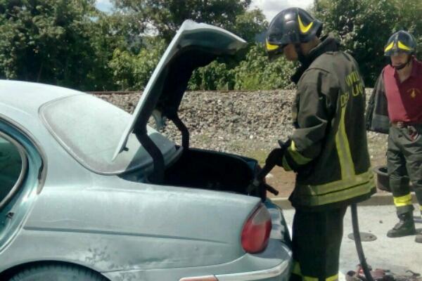 Fiamme da un’auto a Grignasco