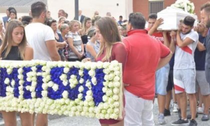 Fiori e palloncini per l’addio a Meison