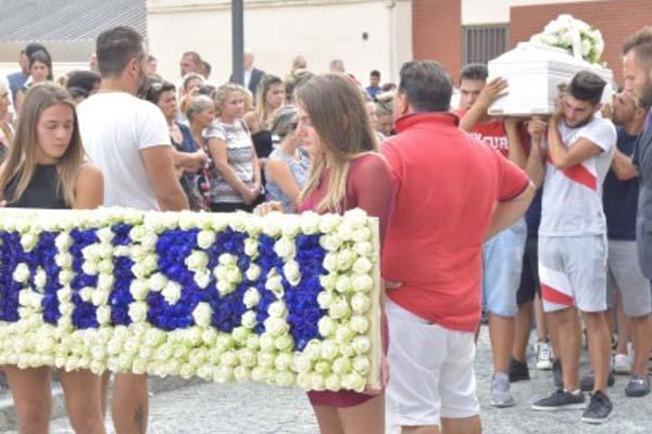 Fiori e palloncini per l’addio a Meison