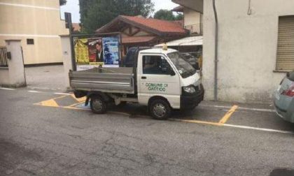 Gattico, mezzo comunale nello stallo disabili: «Fatto gravissimo»