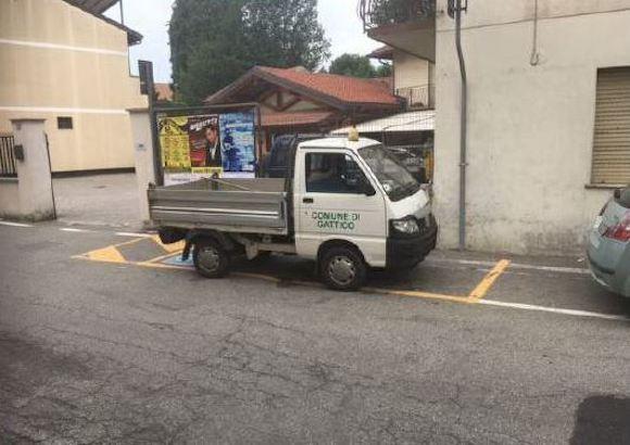 Gattico, mezzo comunale nello stallo disabili: «Fatto gravissimo»