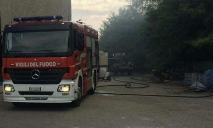 Incendio vegetazione a Marano Ticino accanto alla linea ferroviaria