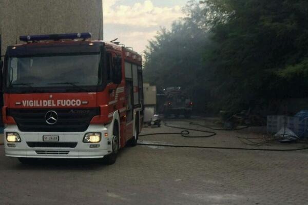 Incendio vegetazione a Marano Ticino accanto alla linea ferroviaria