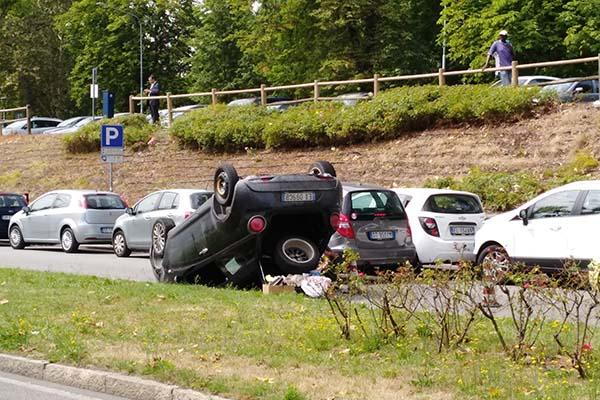 Incidente con auto ribaltata in largo Bellini