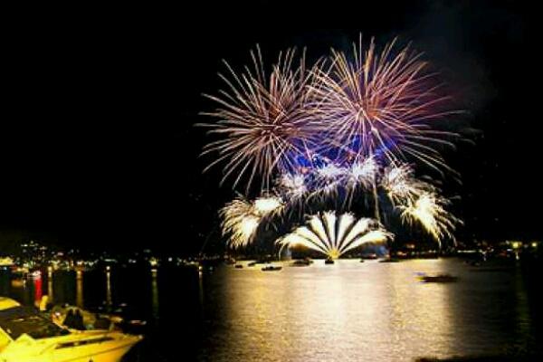 La magia dei fuochi d’artificio sul lago