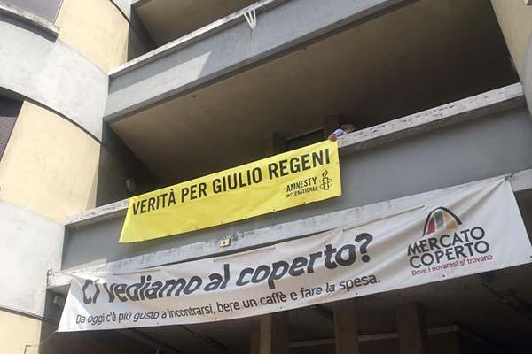 Lo striscione per Giulio Regeni esposto al mercato coperto