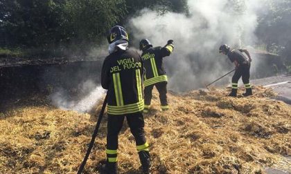 Macchinario per imballare la paglia a fuoco a Cureggio