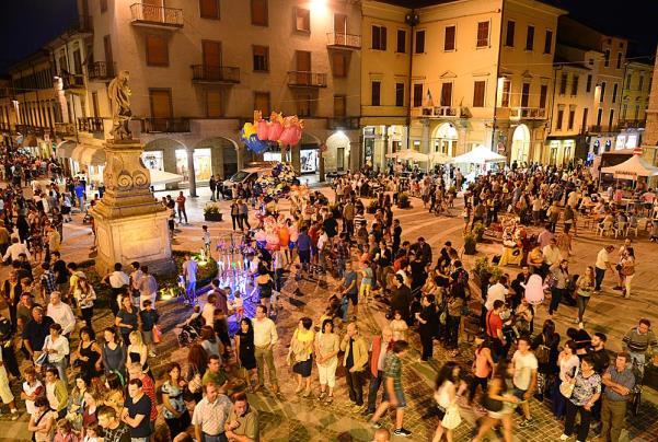 Notte Bianca a Borgomanero, vietata la vendita di bevande in vetro