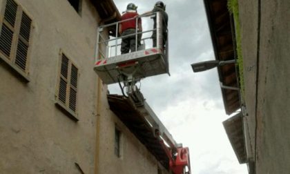 Parti pericolanti di un edificio a Borgomanero: intervento dei Vigili del fuoco