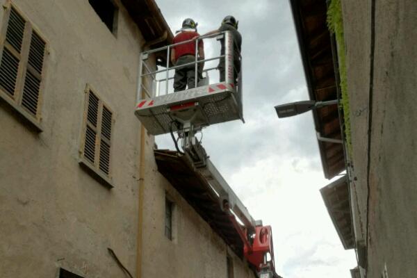 Parti pericolanti di un edificio a Borgomanero: intervento dei Vigili del fuoco