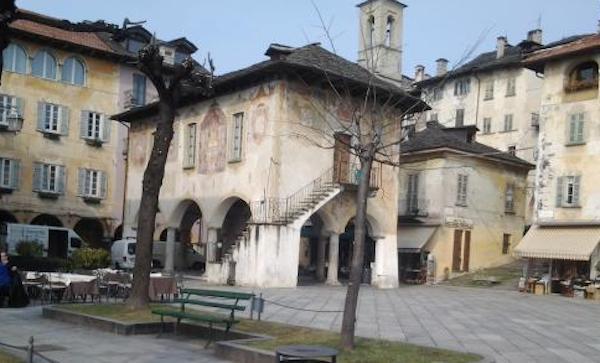 Quattro stili in dialogo al Palazzotto di Orta
