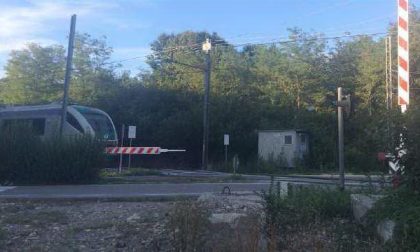 Sbarre alzate ma transita il treno