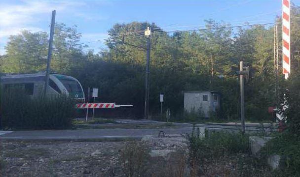 Sbarre alzate ma transita il treno