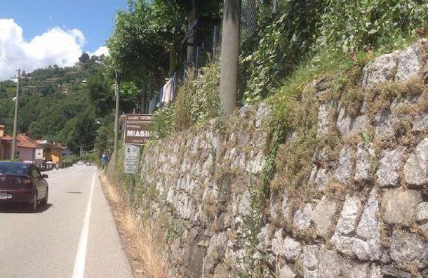 Strada del lago d’Orta tra scarsa pulizia, traffico e rumore
