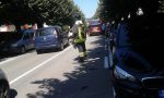 Arona: auto sbanda e urta veicoli parcheggiati