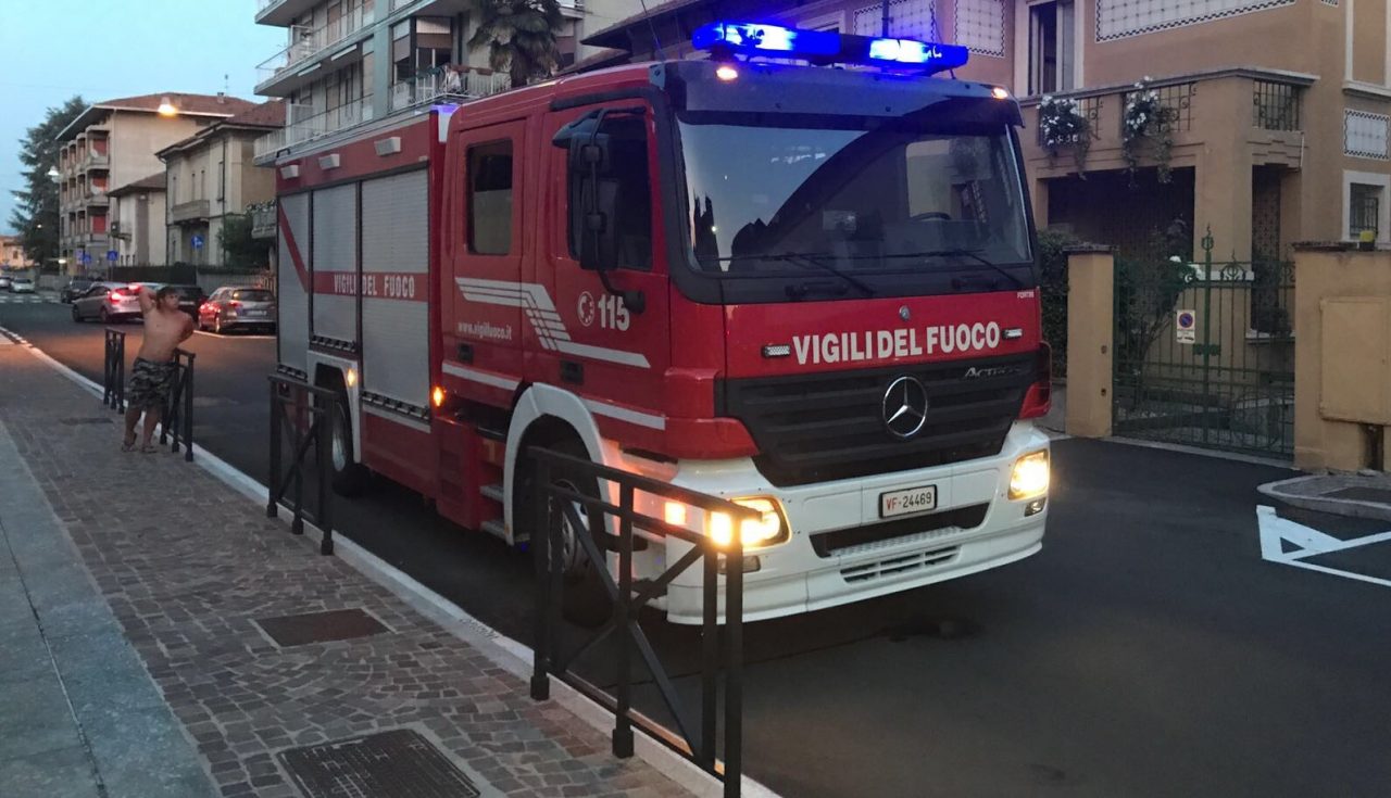 Arona: bambina chiusa in casa, intervengono i pompieri