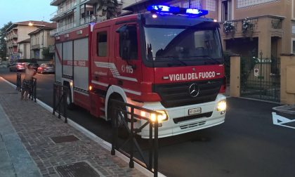 Arona: bambina chiusa in casa, intervengono i pompieri