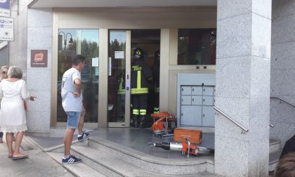 Arona: donna intrappolata nell'ingresso di una banca