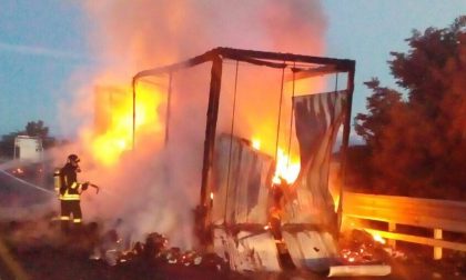 Autocarro va a fuoco in autostrada