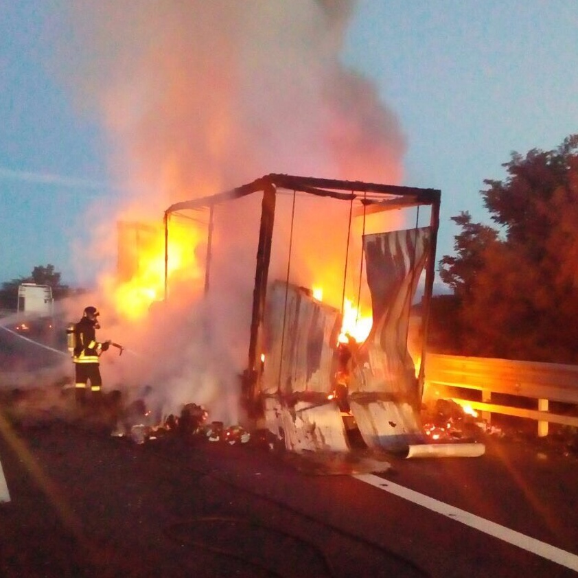 Autocarro va a fuoco in autostrada