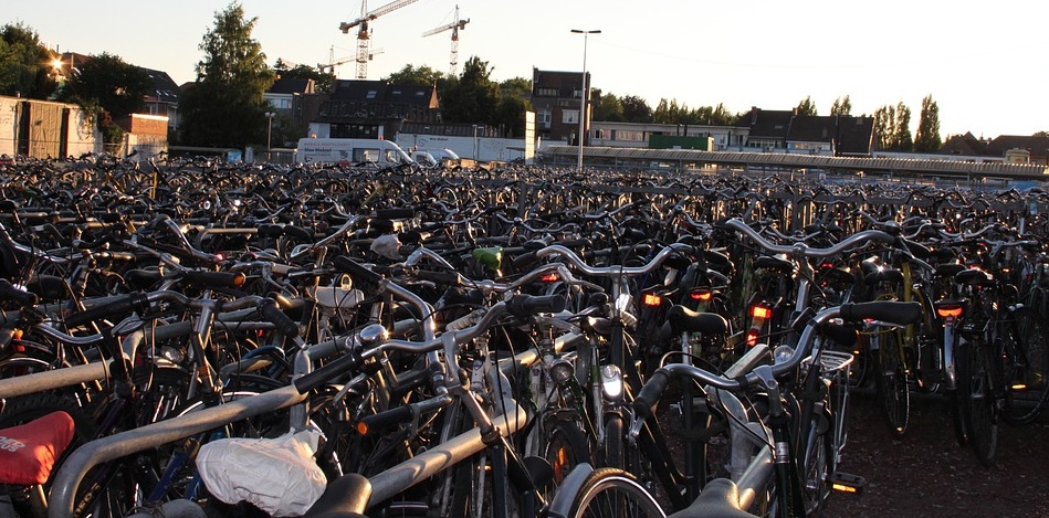 Bici abbandonate in stazione:  da oggi rimosse, attenti alla multa