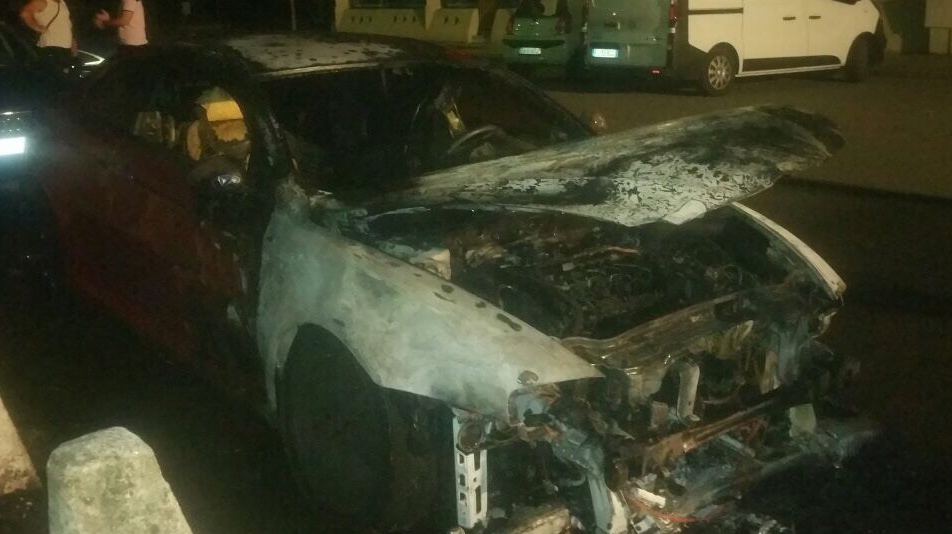 Brucia un’auto a Novara