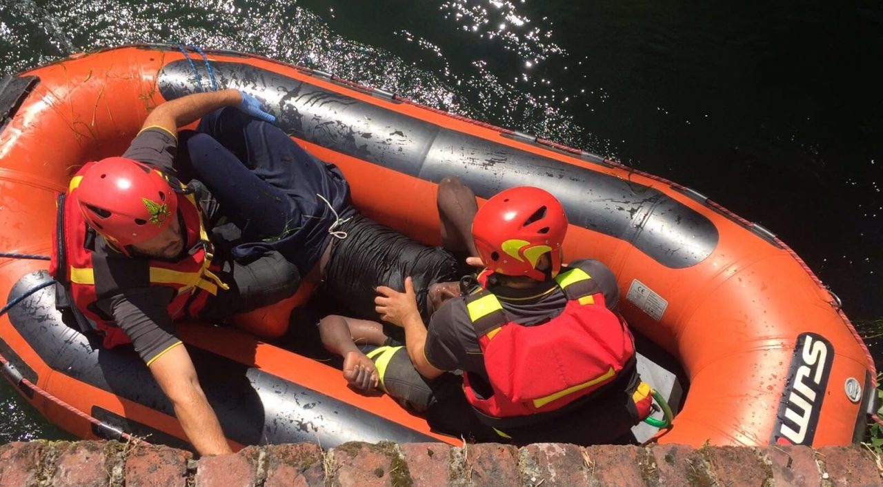 Cade nel canale: salvato dai vigili del fuoco