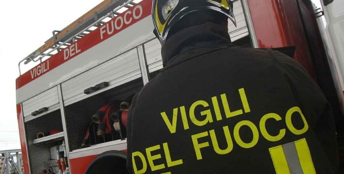 Cadono nel burrone con l’auto: due morti