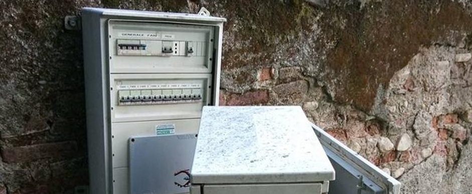 Centralino della polizia in tilt: la colpa è di un fulmine caduto a Santhià