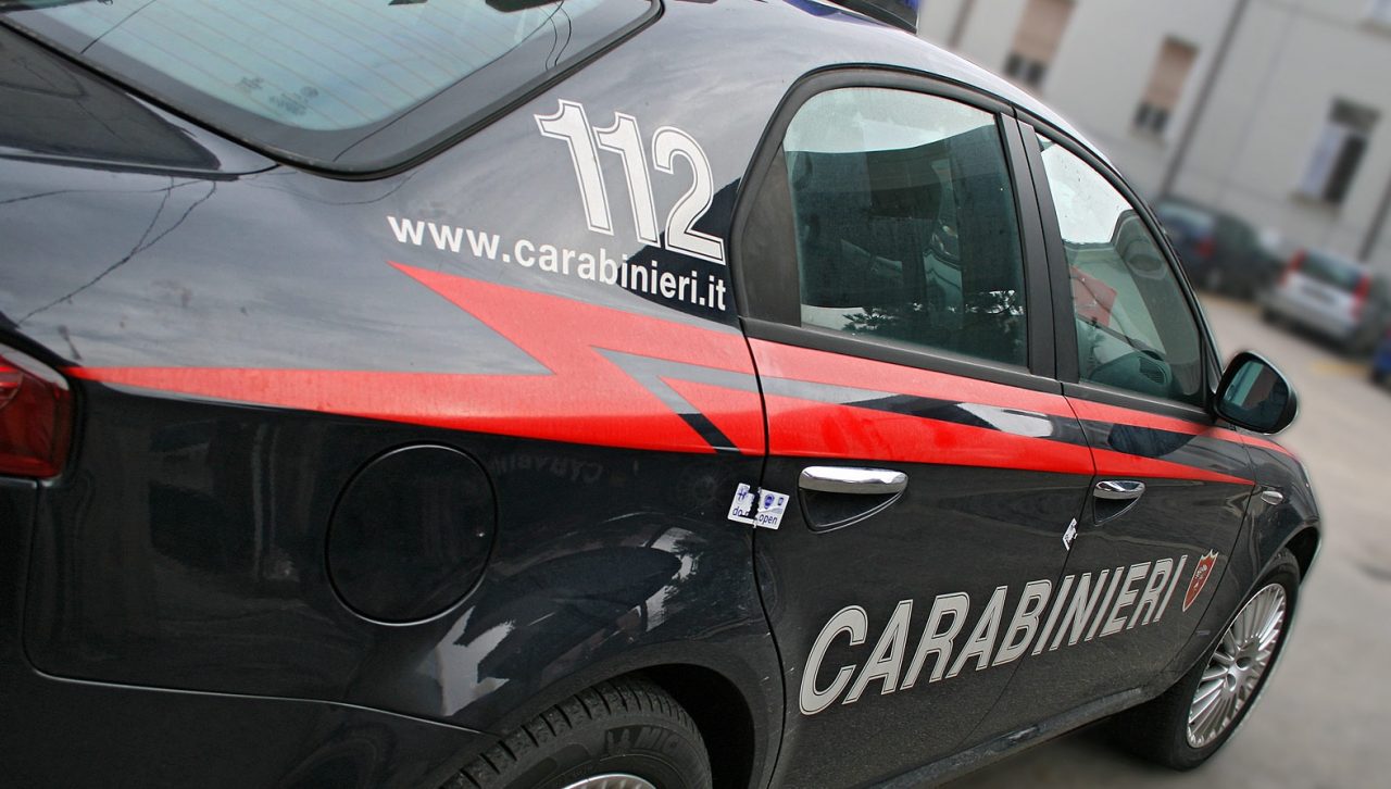 Cureggio 52enne aggredisce e lancia sedie ai carabinieri: arrestato