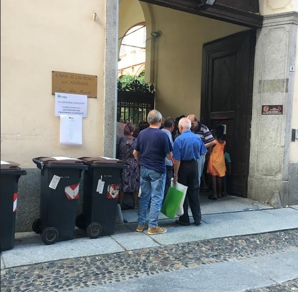 I poveri invitano a cena il sindaco e il prefetto