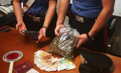 In casa droga e armi: arrestato