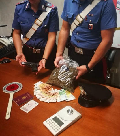 In casa droga e armi: arrestato