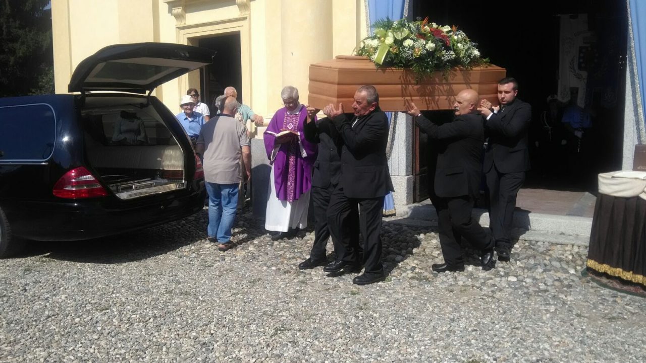 L’addio di Borgo Ticino al suo ex sindaco