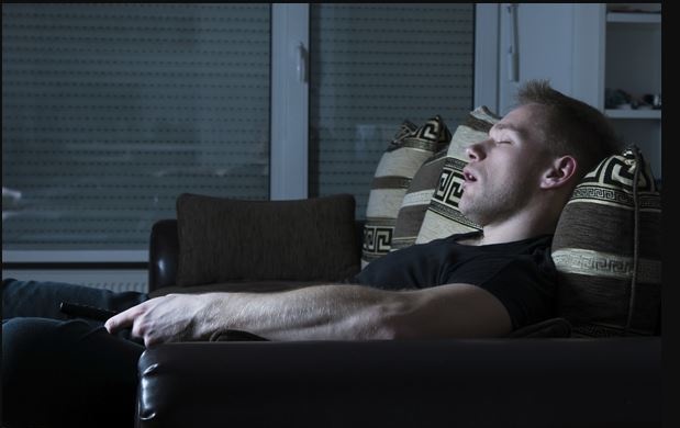 Le maratone notturne di serie tv danneggiano il sonno