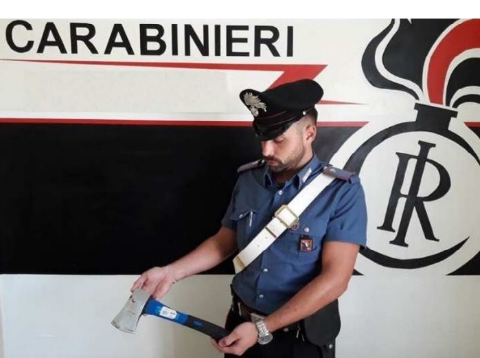 Lite tra vicini: lo minaccia con un’accetta