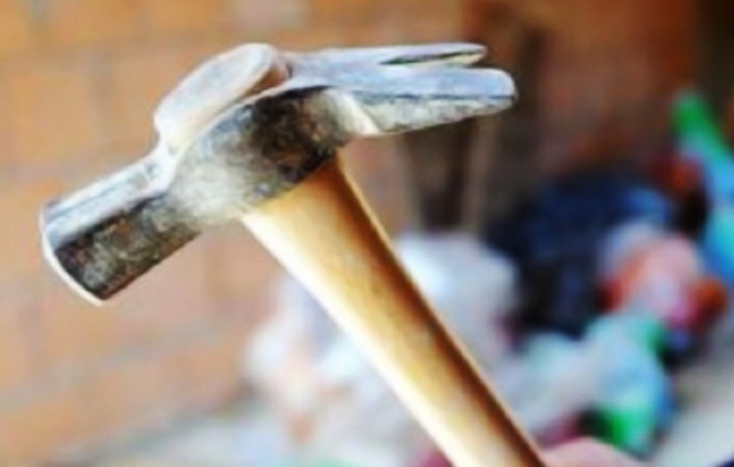 Lo prende a martellate sul volto