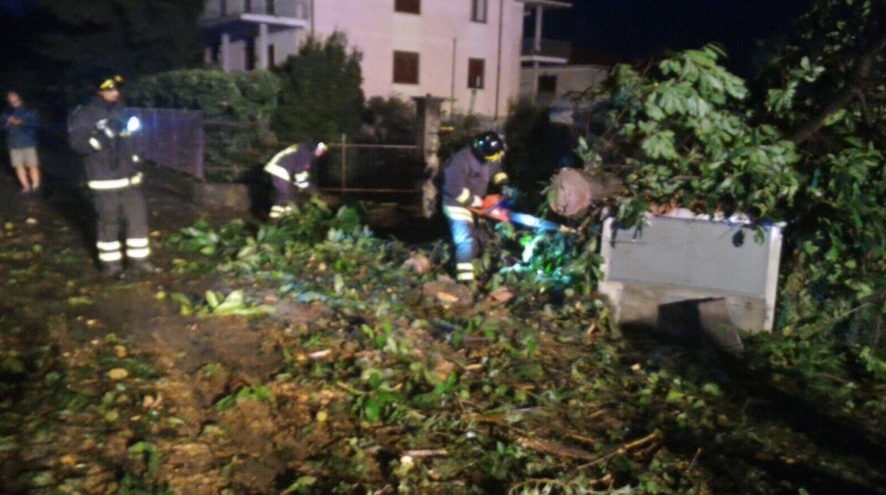 Maltempo: 18 interventi dei pompieri nella notte