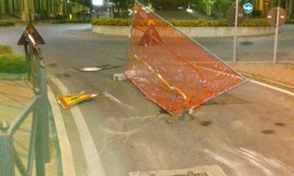 Non la vede: sfonda la rete dei "lavori in corso"