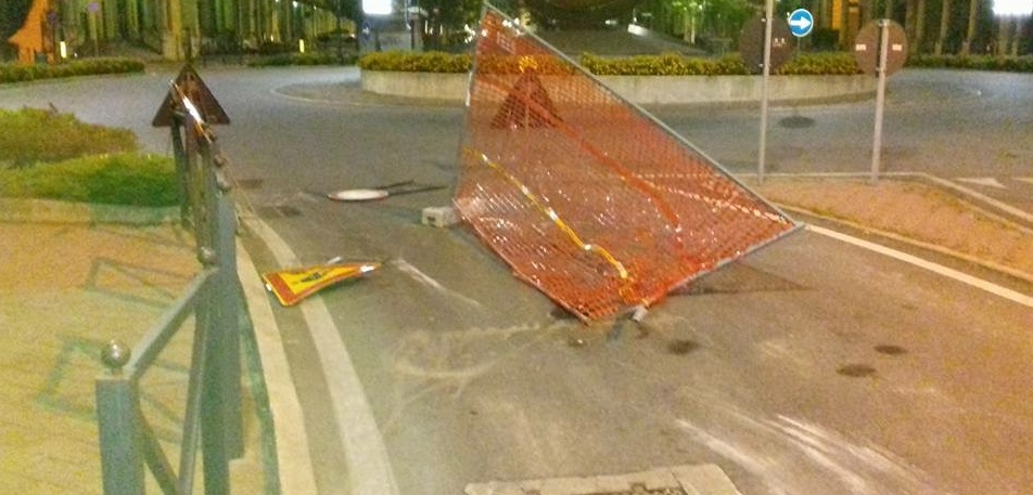 Non la vede: sfonda la rete dei “lavori in corso”