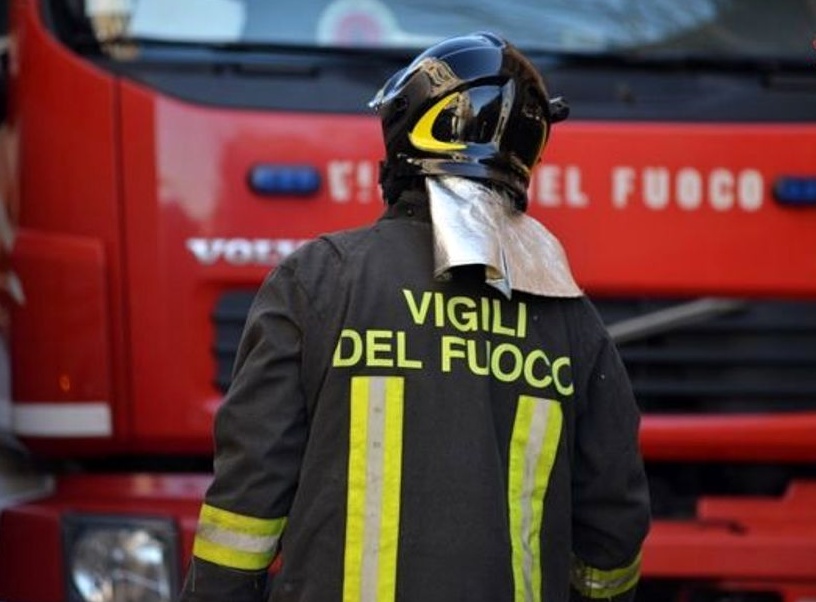 Novara: incendio di sterpaglie