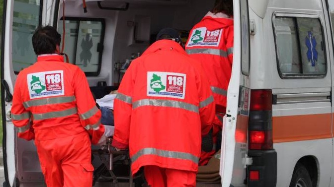 Orta: cade in acqua e batte la testa