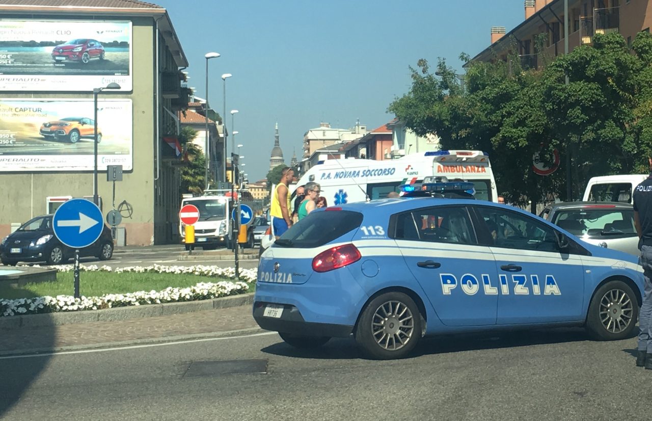 Scontro auto e bici alla rotonda di via XXV Aprile